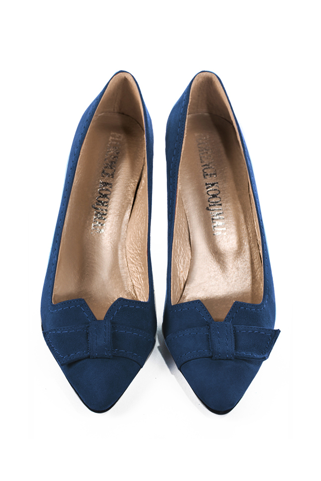 Navy blue women's dress pumps, with a knot on the front. Tapered toe. High kitten heels. Top view - Florence KOOIJMAN